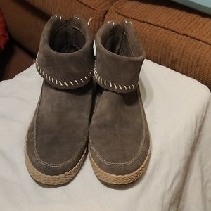 UGG Varney Grey suede ankle bootie. Sz 9.5